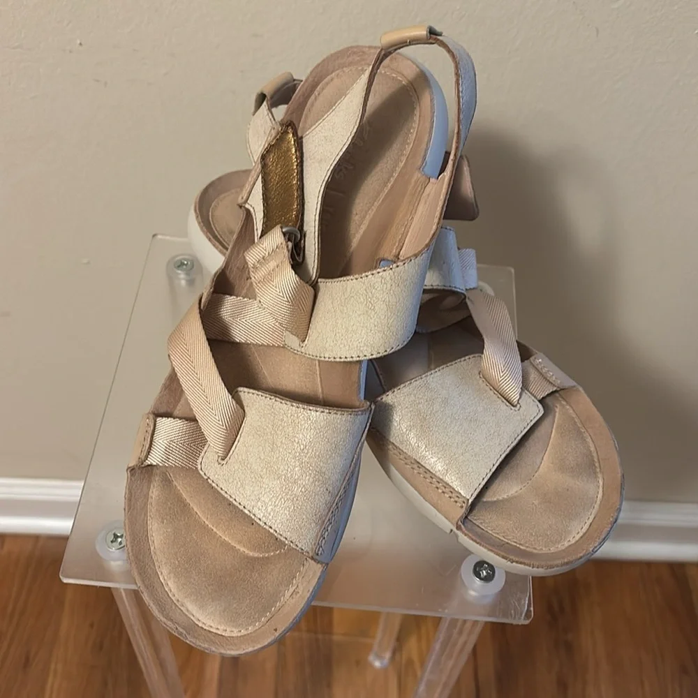 Clarks elegant beige